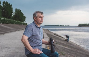 Üzgün ve felsefi bir havası olan olgun bir Avrupalı. 50-55 yıl sonra yaşam konsepti, sorunlar ve depresyon. Orta yaş bunalımı