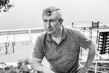 Hüzünlü felsefi ruh hali olan son sınıf öğrencisi bir şey için endişeleniyor. 50 yıl sonra yaşam konsepti, sorunlar ve depresyon. Orta yaş bunalımı