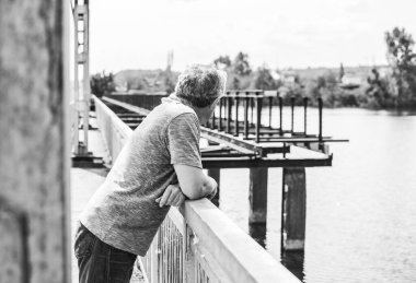 Hüzünlü felsefi ruh hali olan son sınıf öğrencisi bir şey için endişeleniyor. 50 yıl sonra yaşam konsepti, sorunlar ve depresyon. Orta yaş bunalımı