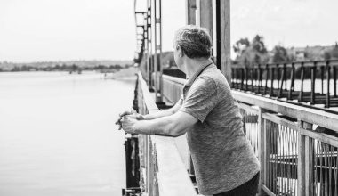 Hüzünlü felsefi ruh hali olan son sınıf öğrencisi bir şey için endişeleniyor. 50 yıl sonra yaşam konsepti, sorunlar ve depresyon. Orta yaş bunalımı