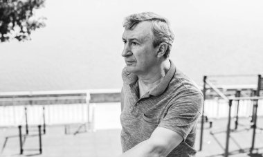 Hüzünlü felsefi ruh hali olan son sınıf öğrencisi bir şey için endişeleniyor. 50 yıl sonra yaşam konsepti, sorunlar ve depresyon. Orta yaş bunalımı