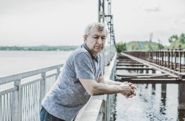 Son sınıf öğrencisi büyük şehir hayatında bir şeyler düşünüyor. Modern insan psikolojisi kavramı