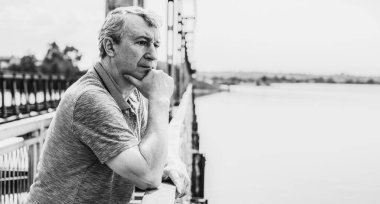 Son sınıf öğrencisi büyük şehir hayatında bir şeyler düşünüyor. Modern insan psikolojisi kavramı