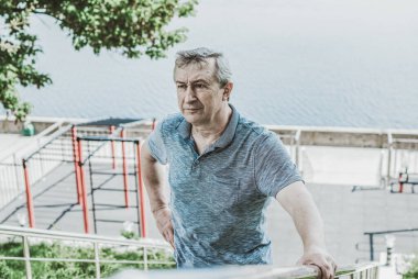 Son sınıf öğrencisi büyük şehir hayatında bir şeyler düşünüyor. Modern insan psikolojisi kavramı