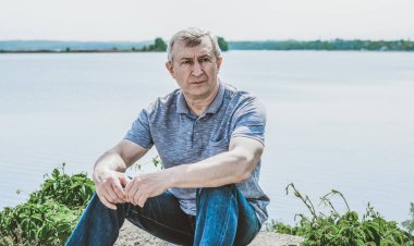 Son sınıf öğrencisi büyük şehir hayatında bir şeyler düşünüyor. Modern insan psikolojisi kavramı