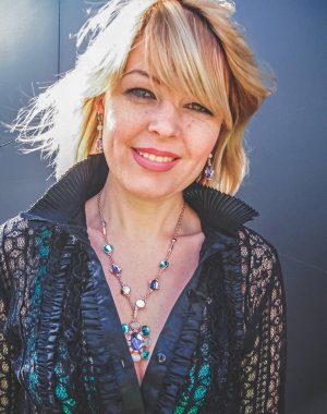 Yaşlı, küçük, zarif, Avrupalı bir bayan. Hayat ya da kadınlar 55-60 yaşları arasında. Açık hava tarzı sokak portresi