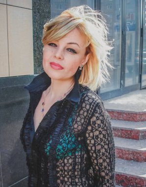 Yaşlı, küçük, zarif, Avrupalı bir bayan. Hayat ya da kadınlar 55-60 yaşları arasında. Açık hava tarzı sokak portresi