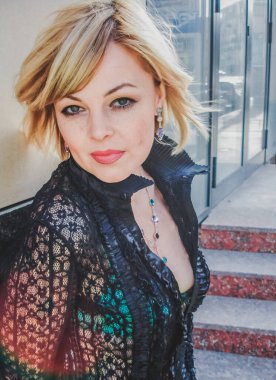 Yaşlı, küçük, zarif, Avrupalı bir bayan. Hayat ya da kadınlar 55-60 yaşları arasında. Açık hava tarzı sokak portresi