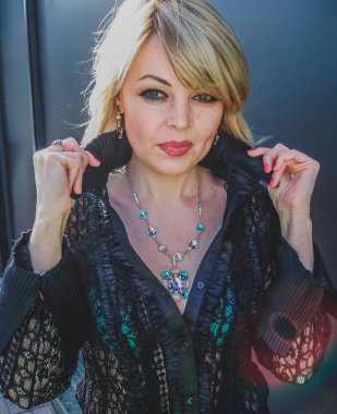 Yaşlı, küçük, zarif, Avrupalı bir bayan. Hayat ya da kadınlar 55-60 yaşları arasında. Açık hava tarzı sokak portresi