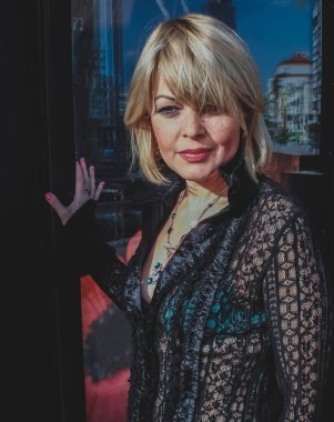 Yaşlı, küçük, zarif, Avrupalı bir bayan. Hayat ya da kadınlar 55-60 yaşları arasında. Açık hava tarzı sokak portresi