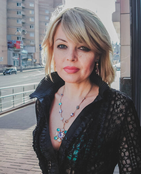 Старше крошечные элегантные красивые европейские леди. Жизнь или женщины 55-60 лет. Портрет в стиле улицы