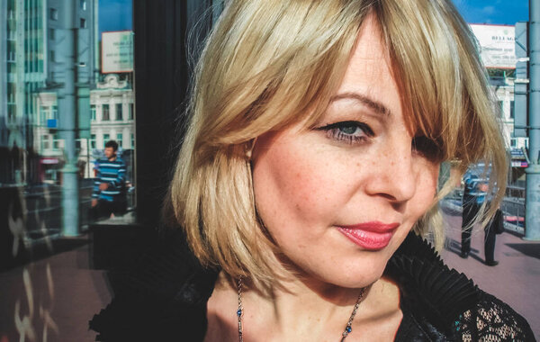 Старше крошечные элегантные красивые европейские леди. Жизнь или женщины 55-60 лет. Портрет в стиле улицы