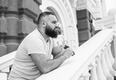 Arap görünüşlü, modern genç adam şehir sokaklarında sorunlar düşünüyor, zihin kavramı