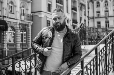 Arap görünüşlü, modern genç adam şehir sokaklarında sorunlar düşünüyor, zihin kavramı