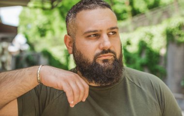 Arap görünüşlü, modern genç adam şehir sokaklarında sorunlar düşünüyor, zihin kavramı