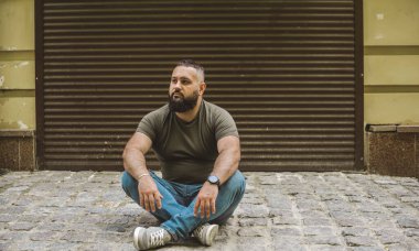 Arap görünüşlü, modern genç adam şehir sokaklarında sorunlar düşünüyor, zihin kavramı