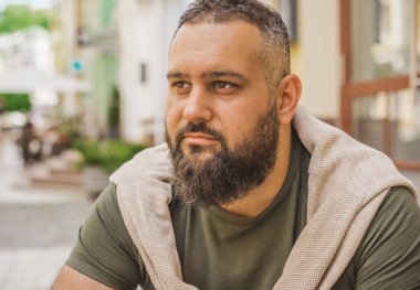 Arap görünüşlü, modern genç adam şehir sokaklarında sorunlar düşünüyor, zihin kavramı