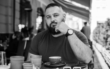 Arap görünüşlü, modern genç adam şehir sokaklarında sorunlar düşünüyor, zihin kavramı