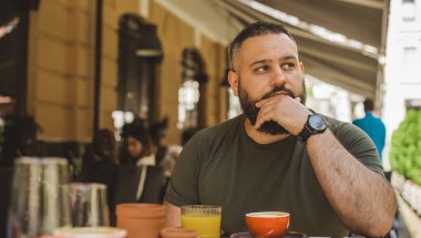 Arap görünüşlü, modern genç adam şehir sokaklarında sorunlar düşünüyor, zihin kavramı