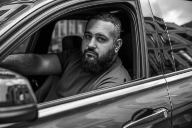 Arap görünüşlü, modern genç adam şehir sokaklarında sorunlar düşünüyor, zihin kavramı