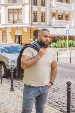 Büyük Avrupalı yarı Arap bir adam, deri ceket giyiyor, yakışıklı bir adamın portresini çiziyor.