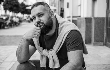 Kıyafet modası, yakışıklı bir adamın portresi. Şık tişörtlü, kot pantolonlu Avrupalı yarı Arap erkekler.