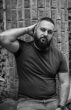 Kıyafet modası, yakışıklı bir adamın portresi. Şık tişörtlü, kot pantolonlu Avrupalı yarı Arap erkekler.