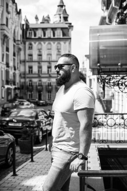 Kıyafet modası, yakışıklı bir adamın portresi. Şık tişörtlü, kot pantolonlu Avrupalı yarı Arap erkekler.