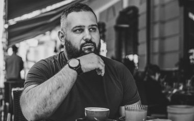 Erkeklerin düşünceleri ve duyguları. Yaşamını ve sorunlarını düşünen olgun bir Orta Doğulu. Psikoloji içeriği için resim