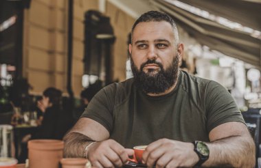 Erkeklerin düşünceleri ve duyguları. Yaşamını ve sorunlarını düşünen olgun bir Orta Doğulu. Psikoloji içeriği için resim