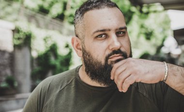 Erkeklerin düşünceleri ve duyguları. Yaşamını ve sorunlarını düşünen olgun bir Orta Doğulu. Psikoloji içeriği için resim