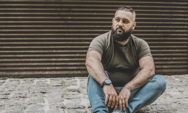 Erkeklerin düşünceleri ve duyguları. Yaşamını ve sorunlarını düşünen olgun bir Orta Doğulu. Psikoloji içeriği için resim