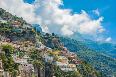 İtalya 'da tatil. Turistik yerler, tatil güneşinin ve manzaranın tadını çıkarmak. İlham Positano, Amalfi Sahili