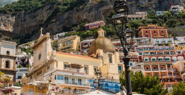 İtalya 'da tatil. Turistik yerler, tatil güneşinin ve manzaranın tadını çıkarmak. İlham Positano, Amalfi Sahili