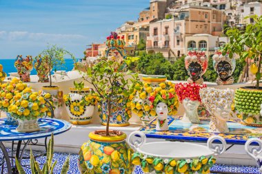 İtalya 'da tatil. Turistik yerler, mağazalar ve seramiklerden hoşlanan. İlham Amalfi Sahili. 1 Haziran, İtalya Positano Illustrative editorial