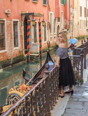 İtalya 'da Venedik' te tatil. Turizm ve tatil kavramı. Şehir sahnesinde Avrupalı ya da Amerikalı Kadın