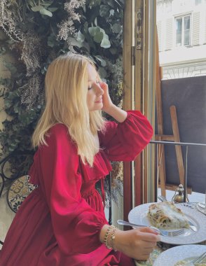 Floransa 'da tatil, İtalya' da. Turizm ve tatil kavramı. Şehir merkezinde kırmızı elbiseli, romantik bir Avrupalı kadın.