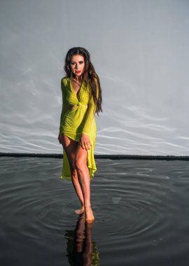 Elbiseli seksi Asyalı kadın portresi. Modaya uygun giysiler. Orta yaşlı kadın, şehvetli konsept.