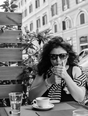 İtalya 'nın ortasında sigara içen bir kadın. Alışkanlık ve bağımlılık kavramı