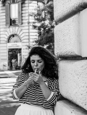 İtalya 'nın ortasında sigara içen bir kadın. Alışkanlık ve bağımlılık kavramı