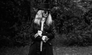 Klasik Avrupalı gotik, alt kültür ve Viktorya dönemi Gotik tarzı, Cadılar Bayramı için ortaçağ kostümü, maskeli balo, vampir tarzıyla röportaj.