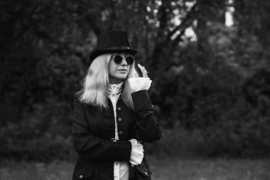 Klasik Avrupalı gotik, alt kültür ve Viktorya dönemi Gotik tarzı, Cadılar Bayramı için ortaçağ kostümü, maskeli balo, vampir tarzıyla röportaj.