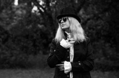 Klasik Avrupalı gotik, alt kültür ve Viktorya dönemi Gotik tarzı, Cadılar Bayramı için ortaçağ kostümü, maskeli balo, vampir tarzıyla röportaj.