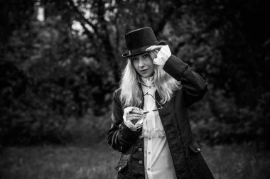 Klasik Avrupalı gotik, alt kültür ve Viktorya dönemi Gotik tarzı, Cadılar Bayramı için ortaçağ kostümü, maskeli balo, vampir tarzıyla röportaj.