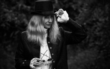 Klasik Avrupalı gotik, alt kültür ve Viktorya dönemi Gotik tarzı, Cadılar Bayramı için ortaçağ kostümü, maskeli balo, vampir tarzıyla röportaj.