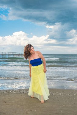 Avrupa 'da yaz zamanı. İtalya 'da tatilde olan bir kadın. Turizm ve seyahat kavramı 