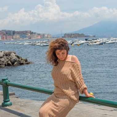 Avrupa 'da yaz zamanı. İtalya 'da tatilde olan bir kadın. Turizm ve seyahat kavramı 