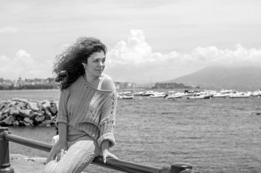 Avrupa 'da yaz zamanı. İtalya 'da tatilde olan bir kadın. Turizm ve seyahat kavramı 