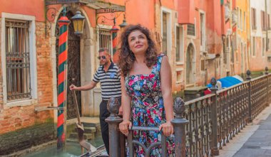 İtalya 'da Venedik' te tatil. Turizm ve tatil kavramı. Şehir sahnesinde Avrupalı ya da Amerikalı Kadın