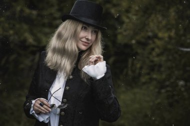 Klasik Avrupalı gotik, alt kültür ve Viktorya dönemi Gotik tarzı, Cadılar Bayramı için ortaçağ kostümü, maskeli balo, vampir tarzıyla röportaj.